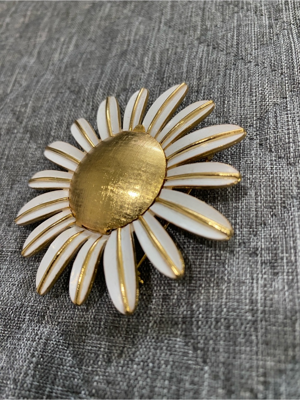 Avon Daisy Flower Brooch Vintage Avon Perfume Pin - Picture 3 of 16